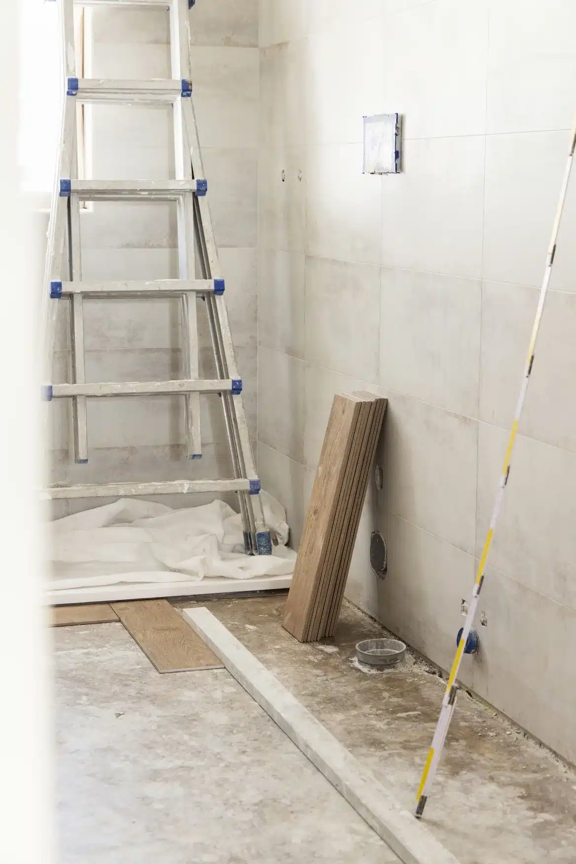 Rénovation façade maison : échafaudage et chantier Chantier de rénovation extérieure d'une maison moderne, échafaudages métalliques devant les façades couleur crème sous un ciel bleu avec nuages.